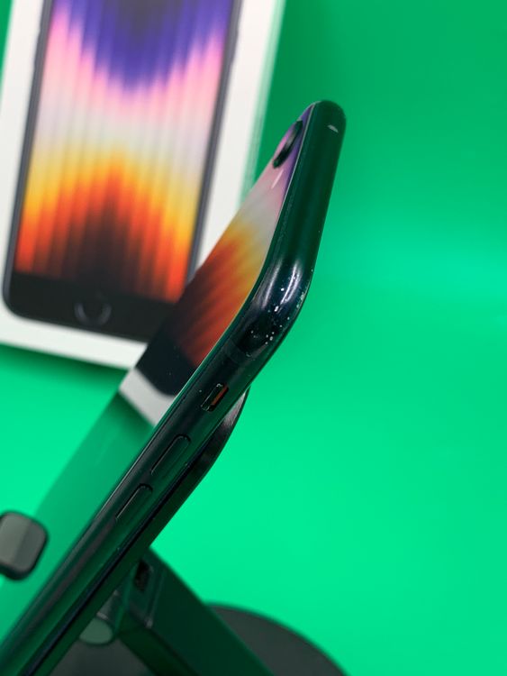 ���Хåƥ꡼���� iPhone SE ��3���� 64GB SIM�ե꡼ au �� �ߥåɥʥ���