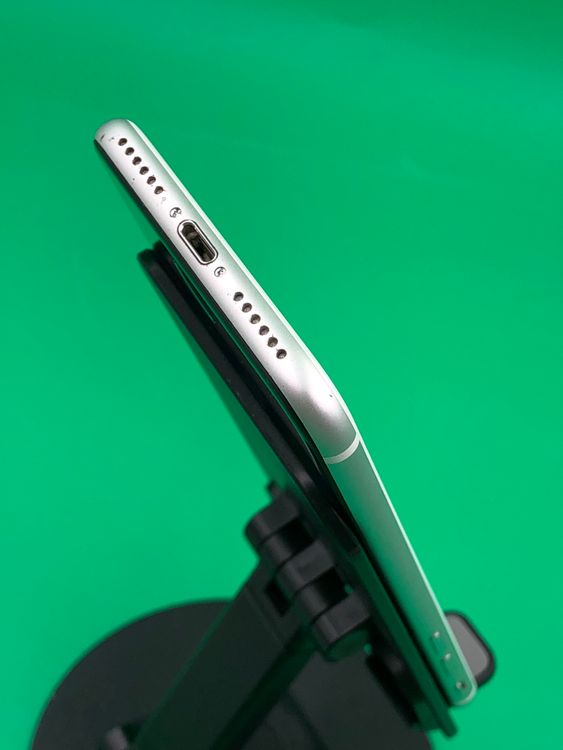 ���Хåƥ꡼���� iPhone SE ��2���� 64GB �ۥ磻�� docomo ��