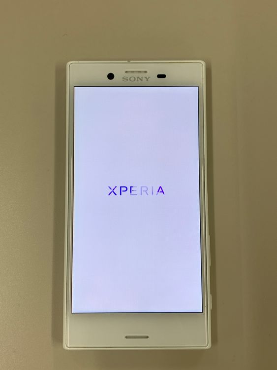 ������ Xperia X Compact 32GB �ۥ磻�� SIM�ե꡼ docomo ��