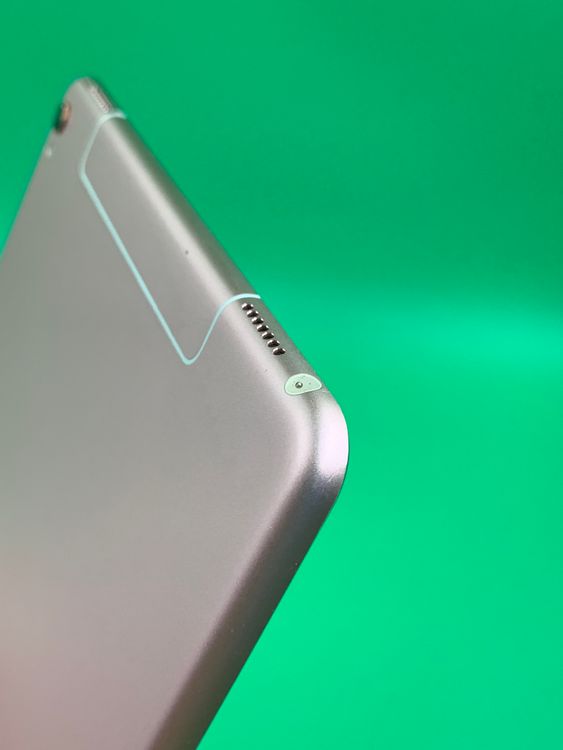 iPad Pro 9.7����� Wi-Fi+Cellular 32GB ������������� KDDI ��