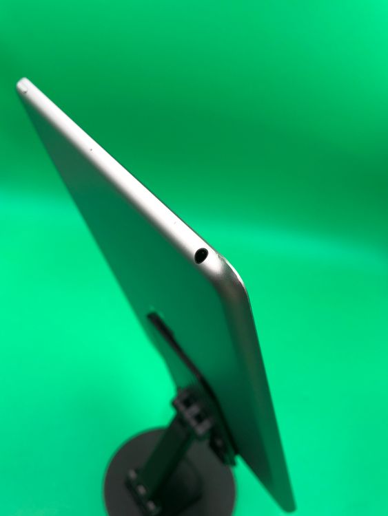 ���Хåƥ꡼���� iPad ��5���� Wi-Fi 32GB ���ڡ������졼