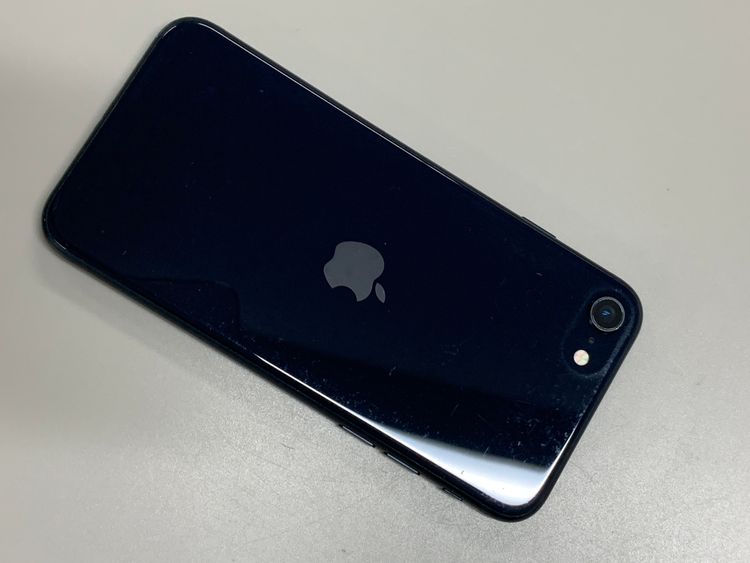 ���Хåƥ꡼���� iPhone SE ��3���� 64GB SIM�ե꡼ au �� �ߥåɥʥ���