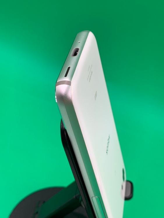 ������ AQUOS R compact 32GB �ۥ磻�� SIM�ե꡼ KDDI ��