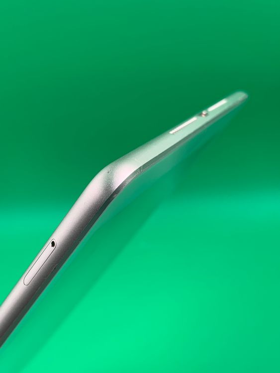 ���վ��ѥͥ뿷�� iPad ��6���� Wi-Fi+Cellular 32GB SIM�ե꡼