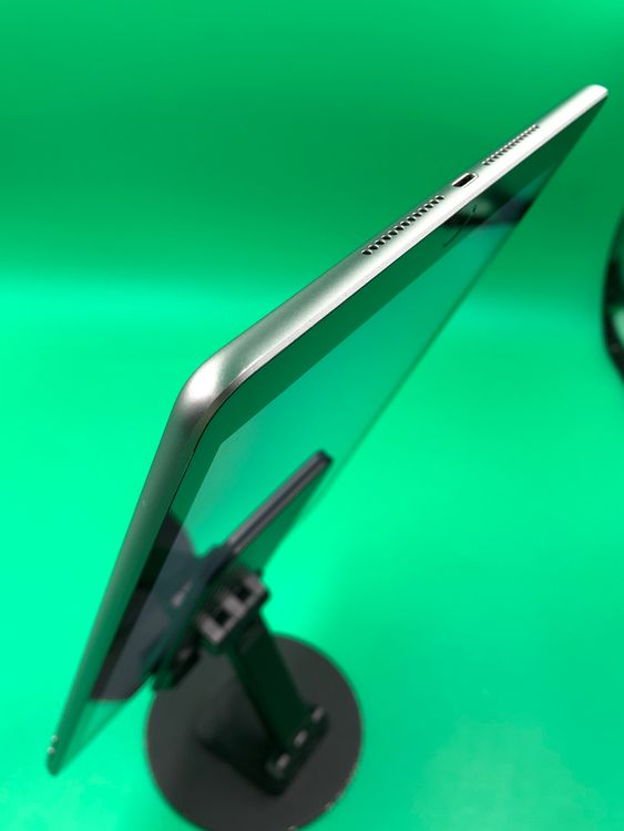 ���Хåƥ꡼���� iPad ��5���� Wi-Fi 32GB ���ڡ������졼