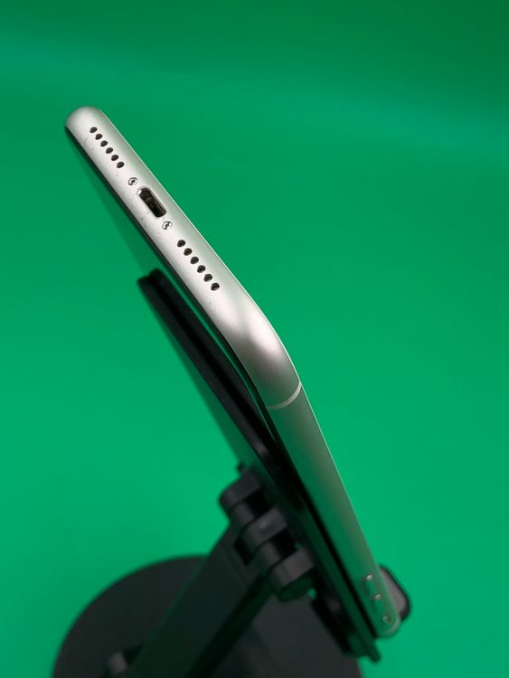 ���Хåƥ꡼���� iPhone 11 128GB �ۥ磻�� SIM�ե꡼ KDDI ��