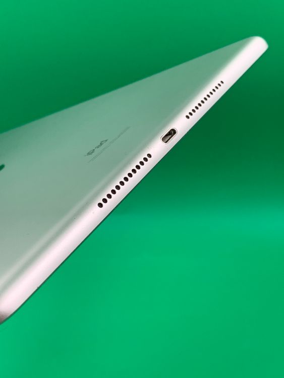 �����礤���� iPad ��8���� Wi-Fi+Cellular 32GB ����С� docomo ��