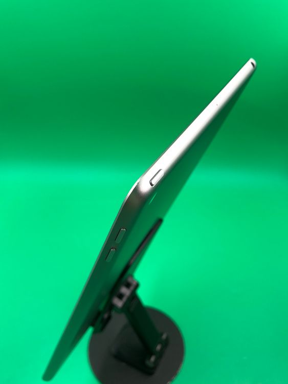 ���Хåƥ꡼���� iPad ��5���� Wi-Fi 32GB ���ڡ������졼