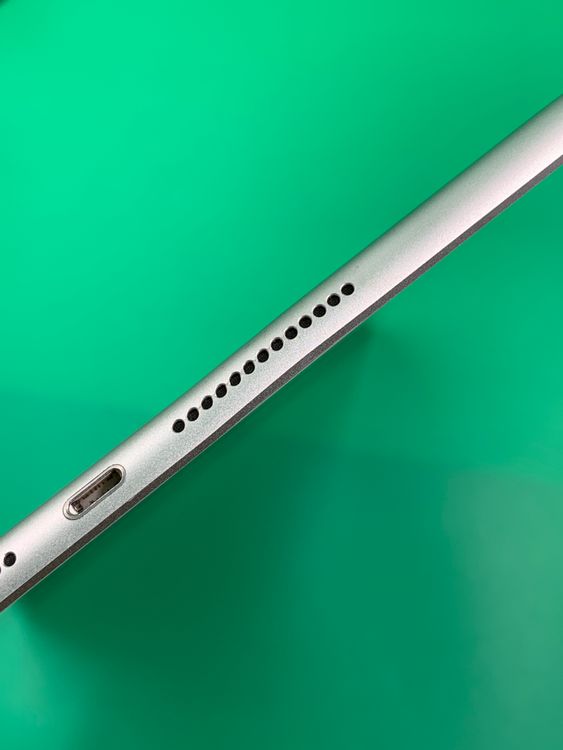 ������ iPad ��8���� Wi-Fi+Cellular 32GB ��������92% KDDI�� H2