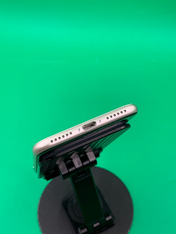 ���������� iPhone SE ��3���� 64GB �������饤�� KDDI ��