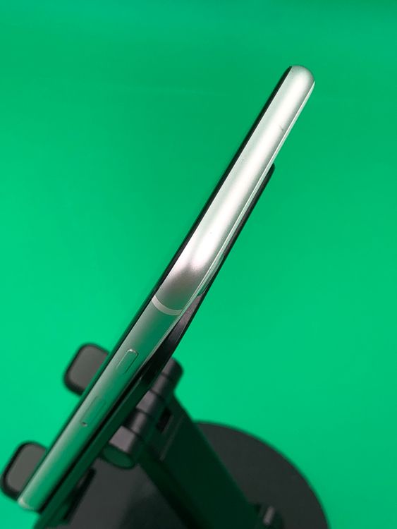 ���Хåƥ꡼���� iPhone SE ��2���� 64GB �ۥ磻�� docomo ��