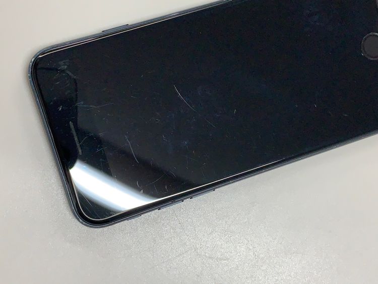 ���Хåƥ꡼���� iPhone SE ��3���� 64GB SIM�ե꡼ au �� �ߥåɥʥ���