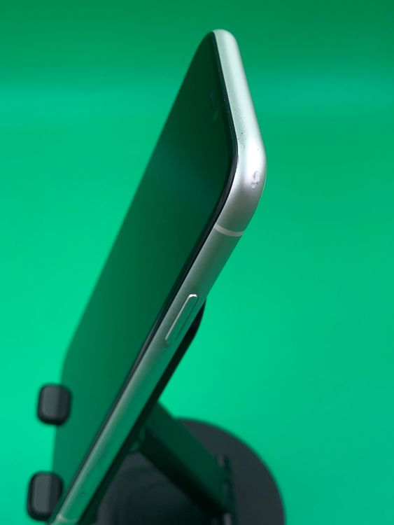 ���Хåƥ꡼���� iPhone 11 128GB �ۥ磻�� SIM�ե꡼ KDDI ��