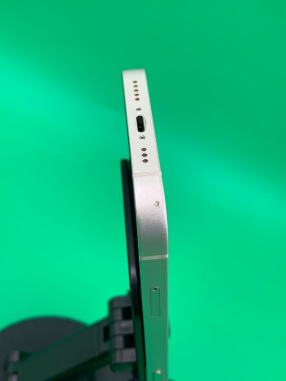 ���Хåƥ꡼���� iPhone 13 128GB �������饤�� docomo �� H2