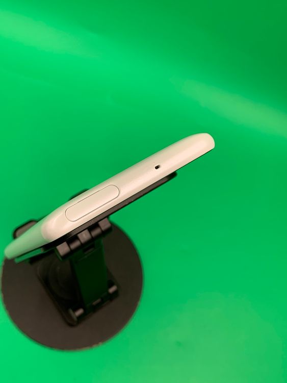 �������� arrows Be4 32GB �ۥ磻�� SIM�ե꡼ docomo ��