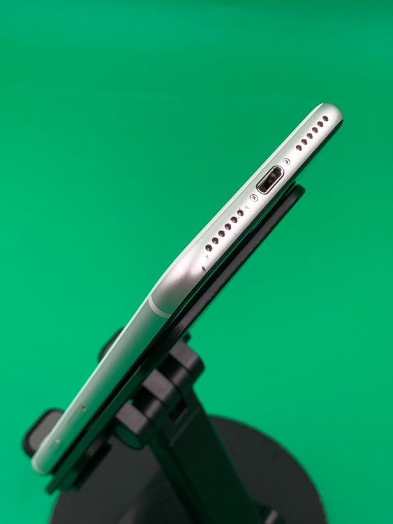 ���Хåƥ꡼���� iPhone SE ��2���� 64GB �ۥ磻�� docomo ��