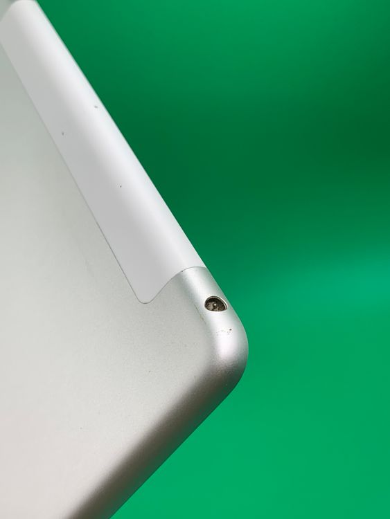 �����礤���� iPad ��8���� Wi-Fi+Cellular 32GB ����С� docomo ��