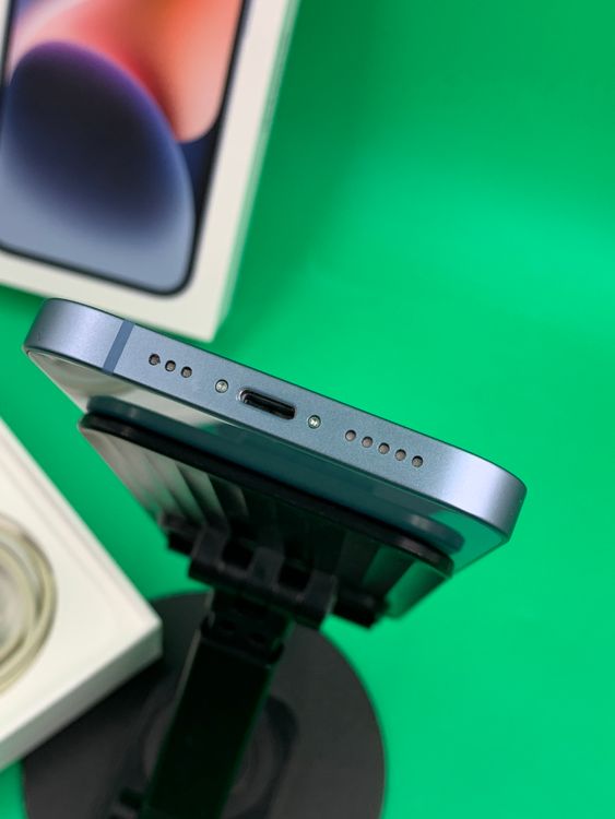 ���Хåƥ꡼���� iPhone 14 128GB �֥롼 SIM�ե꡼  docomo ��