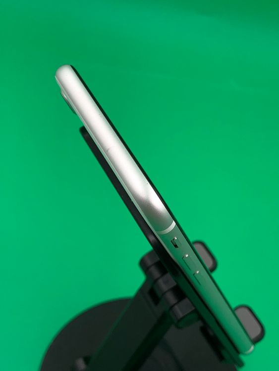 ���Хåƥ꡼���� iPhone SE ��2���� 64GB �ۥ磻�� docomo ��