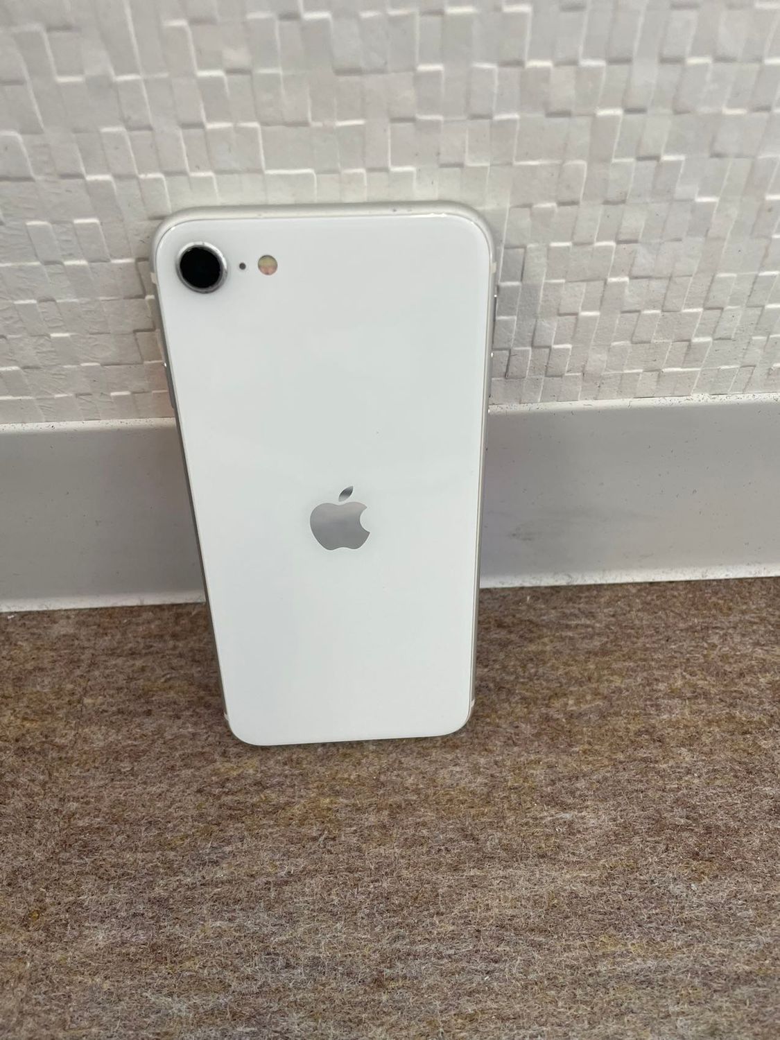ムスビー｜美品 iPhoneSE2 64GB SIMフリー ホワイト バッテリー82 