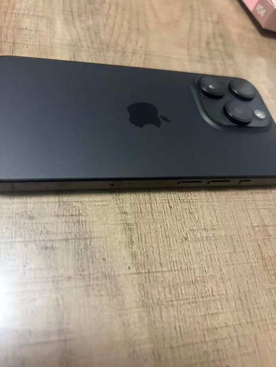 ���� iPhone15Pro 256GB SIM�ե꡼  �Хåƥ꡼100�� ����̵��