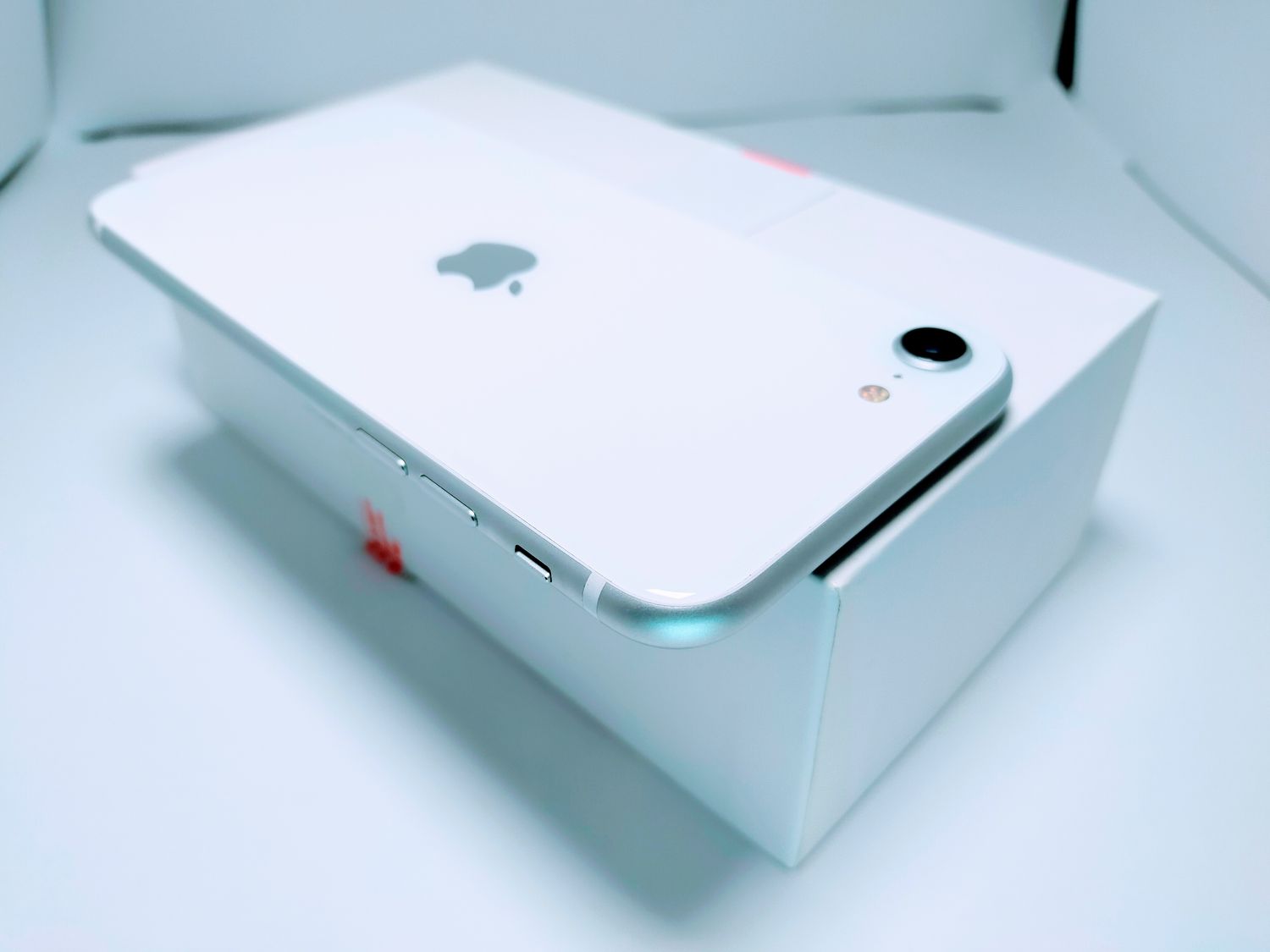 ムスビー｜【ほぼ美品】iPhone se2 64GB ホワイトSIMフリー電池79 