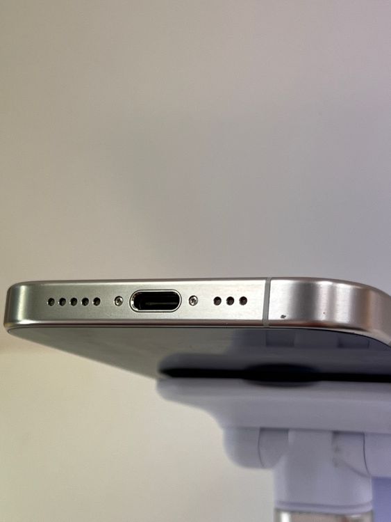 ��������:O �Хåƥ꡼87�� iPhone 15Pro 128gb �ۥ磻�ȥ����˥���