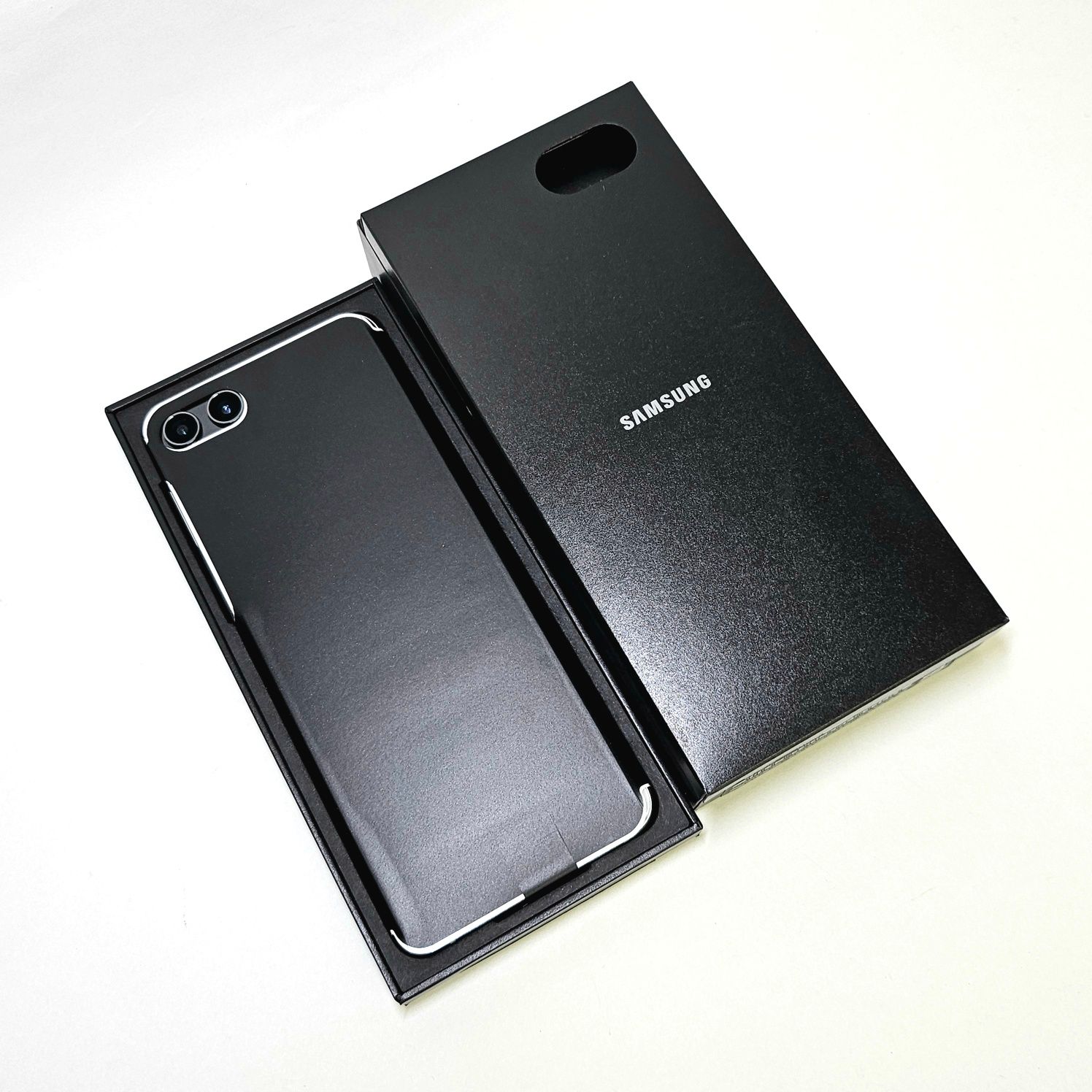 ムスビー｜Galaxy Z FLIP5 256GB クリーム SIMフリー 【極美品 