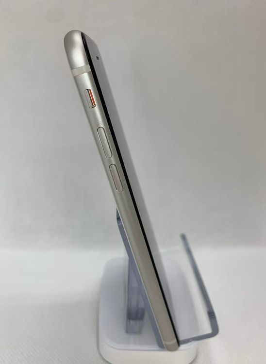 iPhoneSE ��3���� 128GB �������饤�ȥХƥå�80�������꾦��