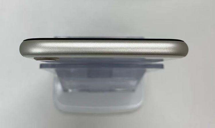 iPhoneSE ��3���� 128GB �������饤�ȥХƥå�80�������꾦��