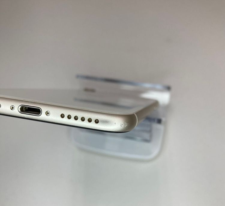 iPhoneSE第3世代128GBスターライトSIMフリー美品バテッリ84%