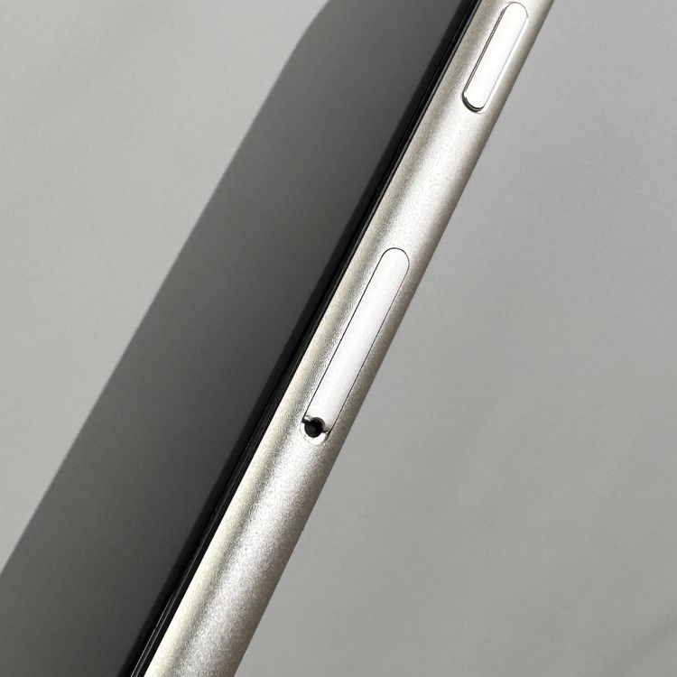 iPhone SE 3  64GB �������饤��  SIM���å�����Ѥ�