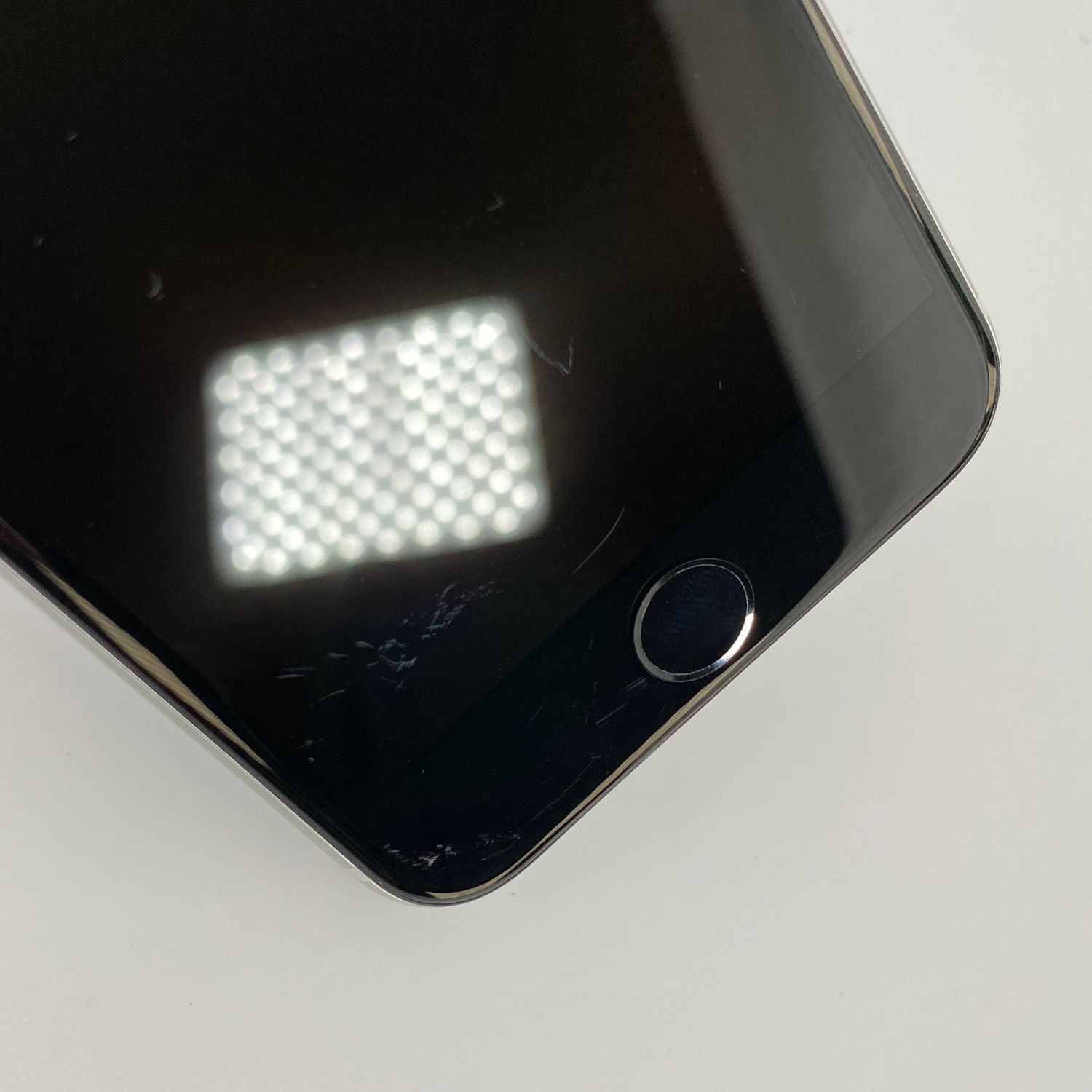 iPhoneSE2世代✨64G ホワイト✨SIMフリー初期化済バッテリー93%