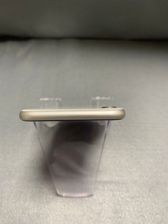 超美品 国内版 SIMフリー iPhoneSE 第3世代 128GB スターライト色