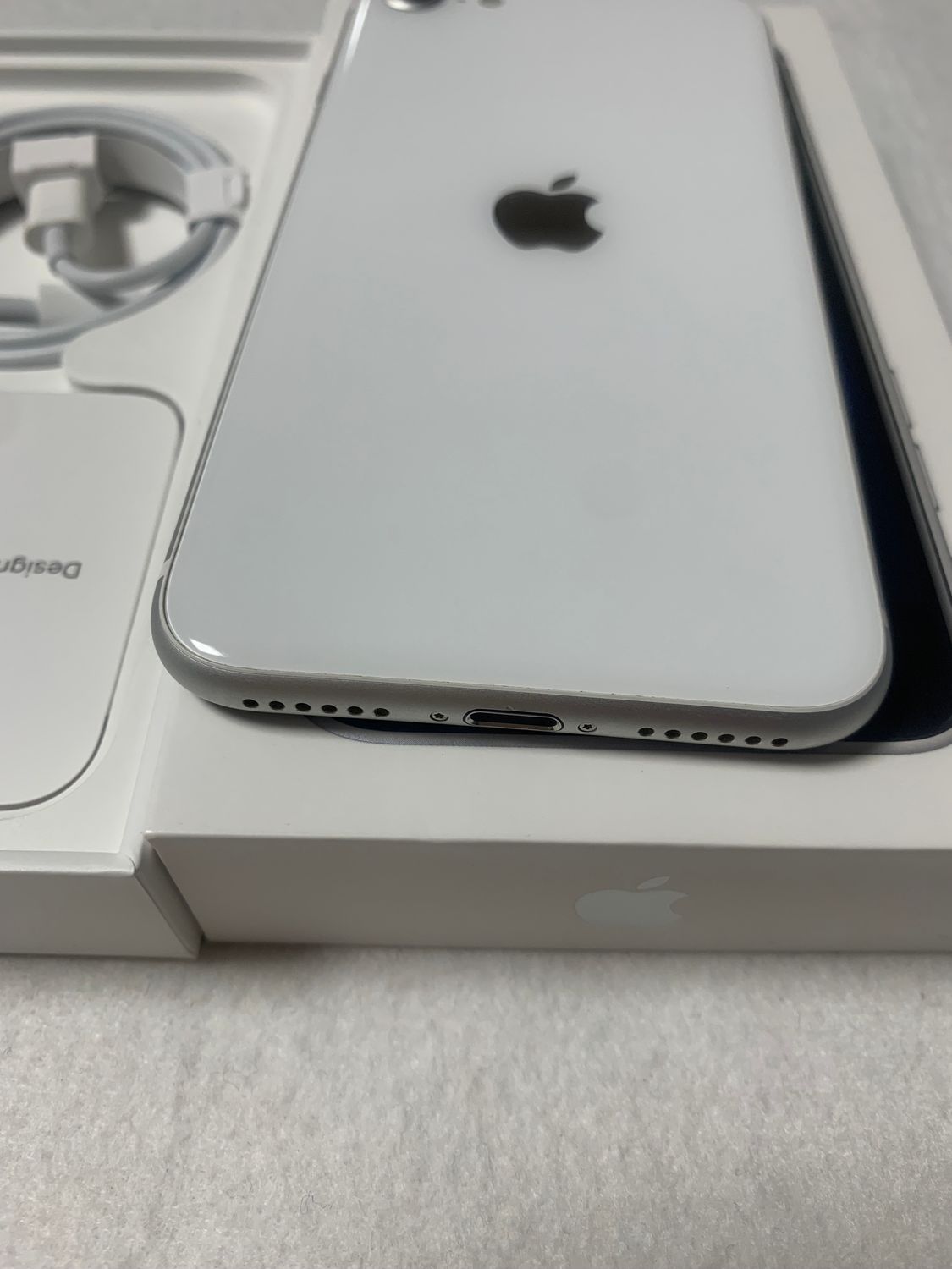 ムスビー｜超美品 国内版 simフリー iPhoneSE 第2世代 128GB シルバー