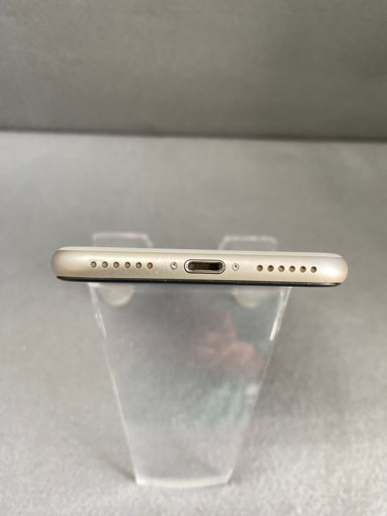 ���ʡ������ǡ�SIM�ե꡼��iPhoneSE��3���� 64GB���������饤�ȿ�