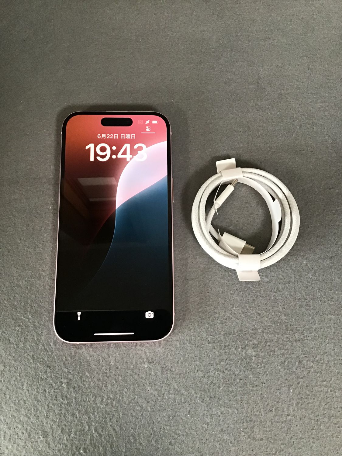 ムスビー｜ほぼ新品 国内版 SIMフリー iPhone15 128GB ピンク色