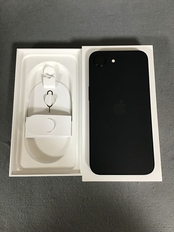 超美品 国内版 SIMフリー iPhone 16e  128GB ブラック色