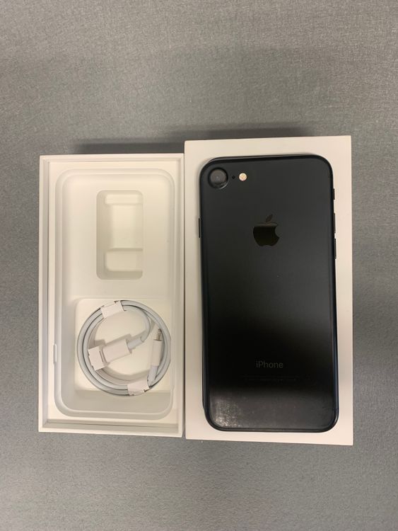 ���ʡ������ǡ�SIM�ե꡼��iPhone7�� 128GB �֥�å���