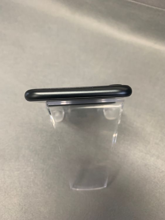 ���ʡ������ǡ�SIM�ե꡼��iPhoneSE ��2���塡 64GB �֥�å���