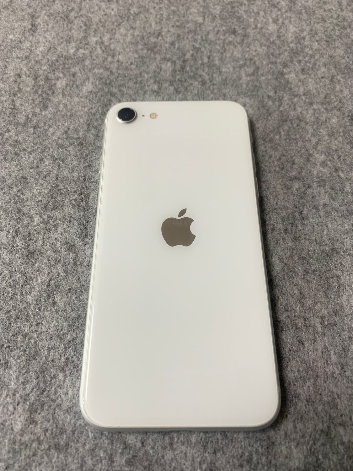 ムスビー｜超美品 国内版 simフリー iPhoneSE 第2世代 128GB