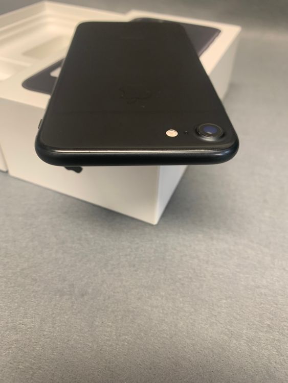 ���ʡ������ǡ�SIM�ե꡼��iPhone7�� 128GB �֥�å���
