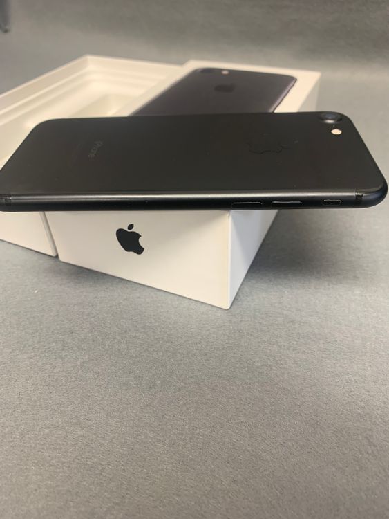 ���ʡ������ǡ�SIM�ե꡼��iPhone7�� 128GB �֥�å���