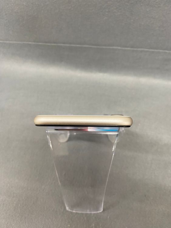 ���ʡ������ǡ�SIM�ե꡼��iPhoneSE����3����  64GB ���������饤�ȿ�