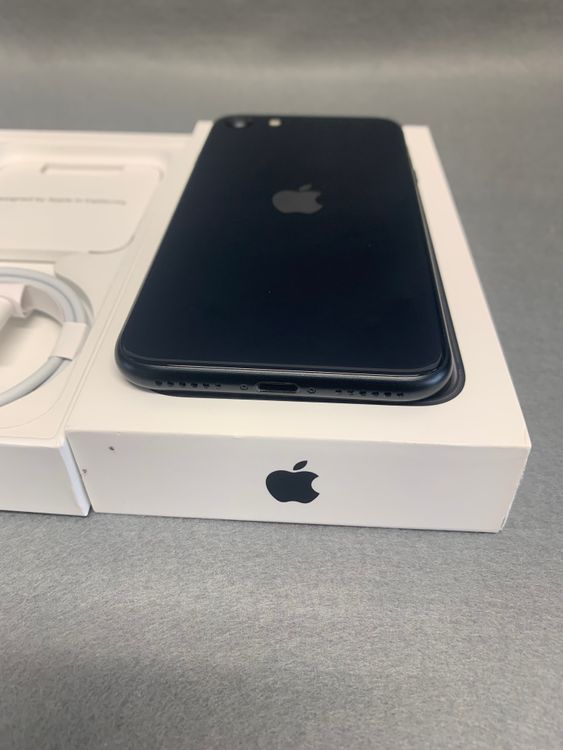 ���ʡ������ǡ�SIM�ե꡼��iPhoneSE ��2���塡 64GB �֥�å���