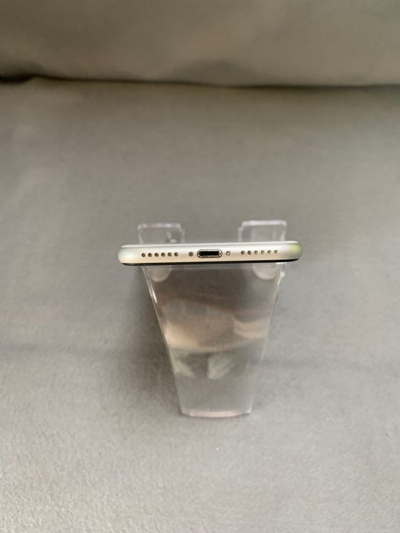 美品 国内版 SIMフリー iPhoneSE 第2世代 128GB ホワイト色