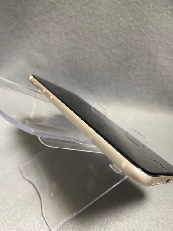 超美品 国内版 SIMフリー iPhoneSE 第3世代  128GB スターライト色