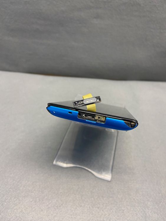 ��� SIM�ե꡼ PANTONE 6 8GB �֥롼��