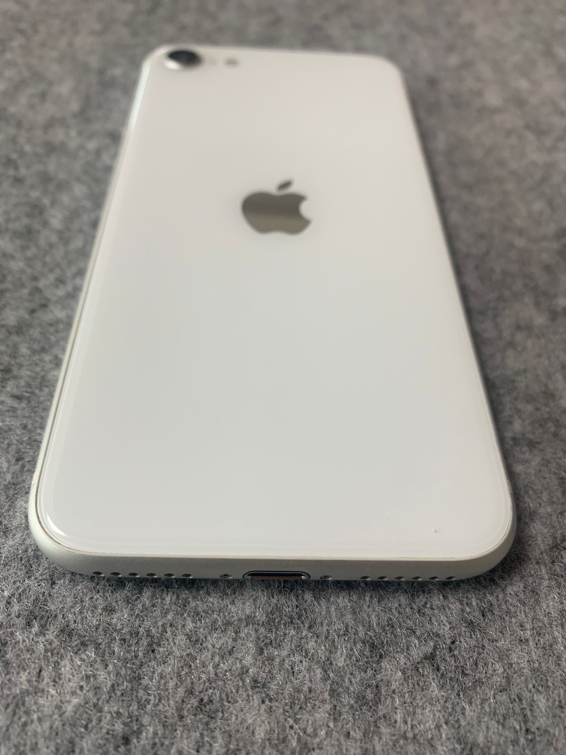 ムスビー｜超美品 国内版 simフリー iPhoneSE 第2世代 128GB ホワイト 