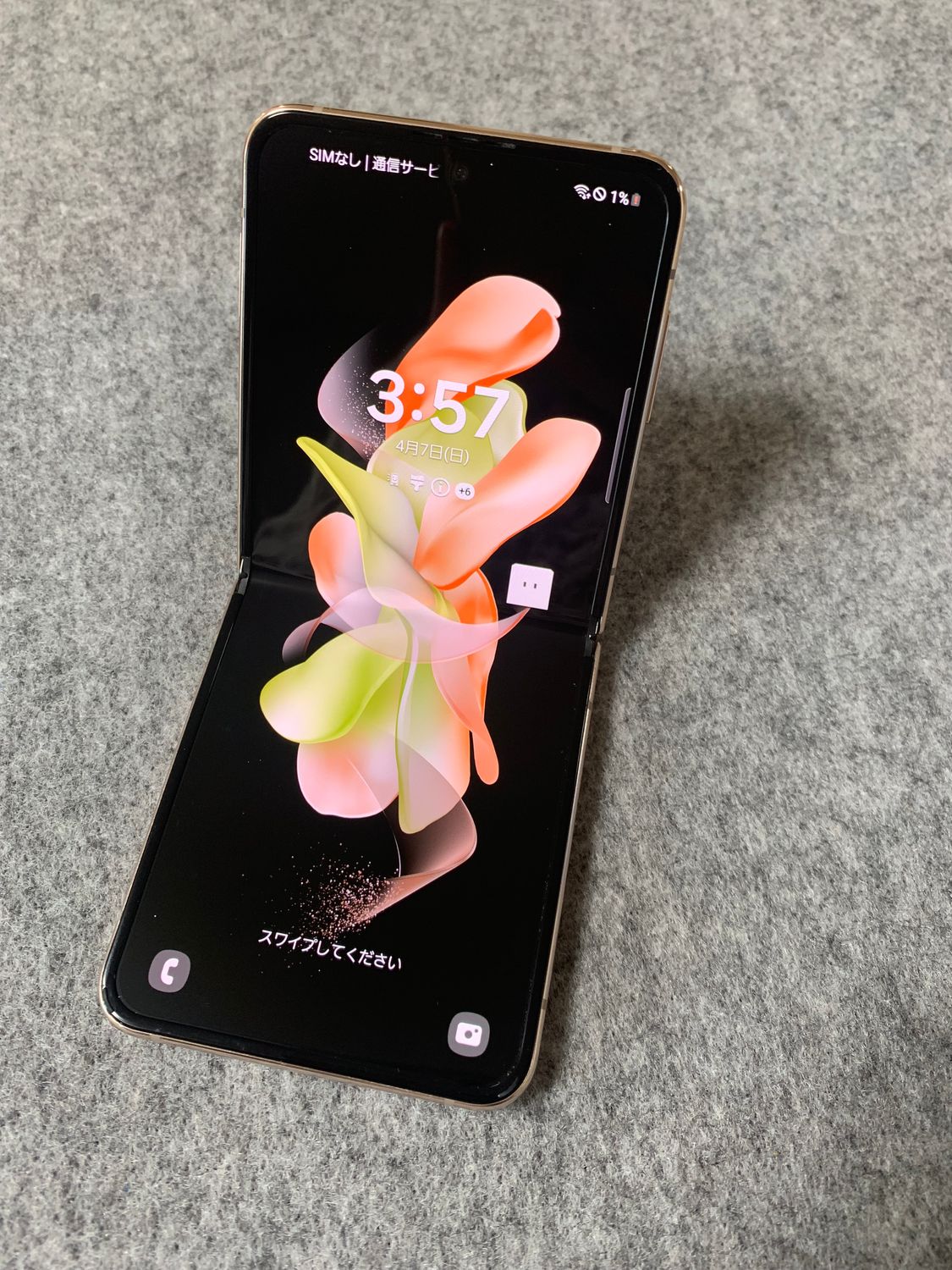 美品 docomo GalaxyZ Flip4 SC-54C 桃金色SIMフリー 美品 Galaxy Z Flip4/SC-54C/Pink Gold